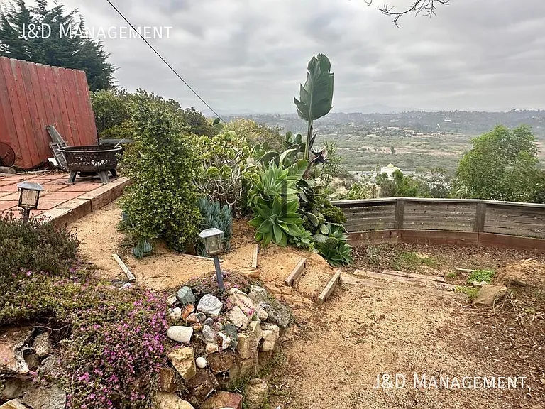 2031 Crest Dr — Photo 6