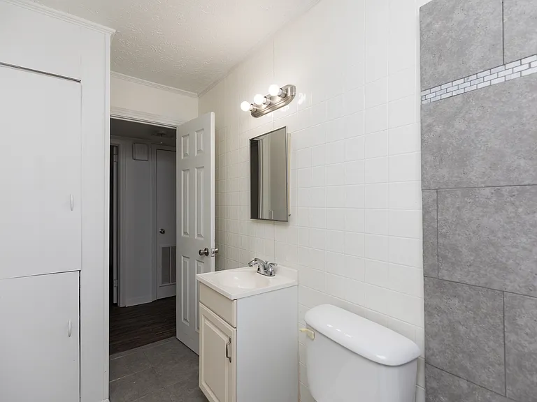 912 Huron St — Photo 2
