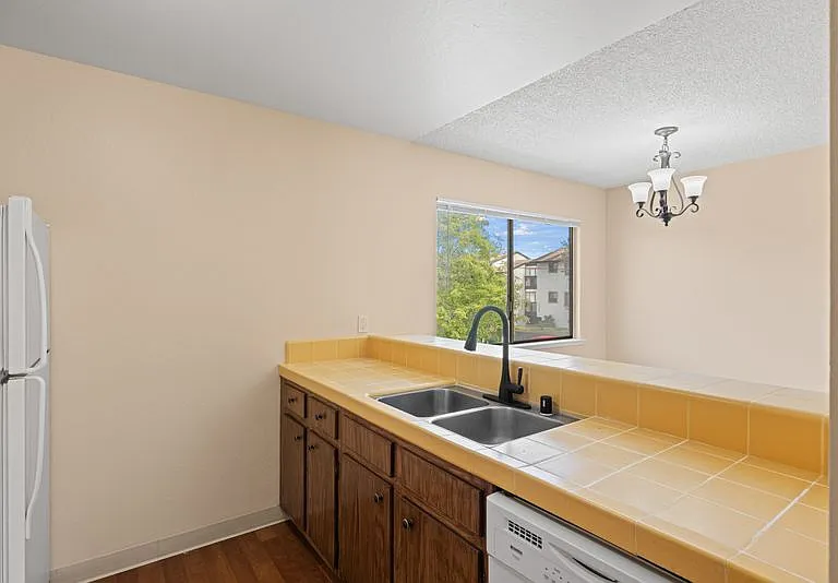 Park Plaza Apartments — Photo 11