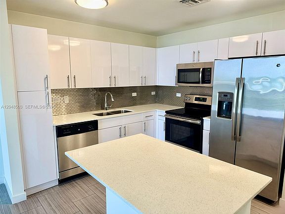 2nd image of 1776 Polk St #517