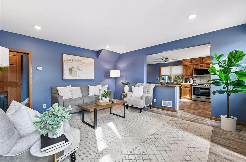 2 bed, 1.0 bath, 2339 sqft, $2,395 — Photo 4