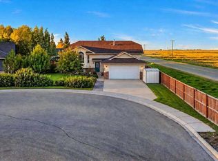 106 N Strathaven Bay, Strathmore, AB T1P 1M2