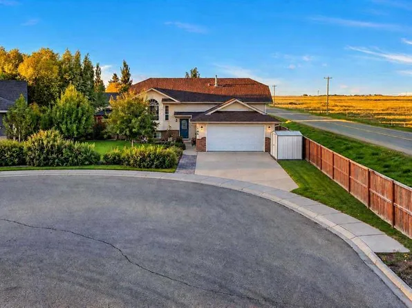 106 N Strathaven Bay, Strathmore, AB T1P 1M2