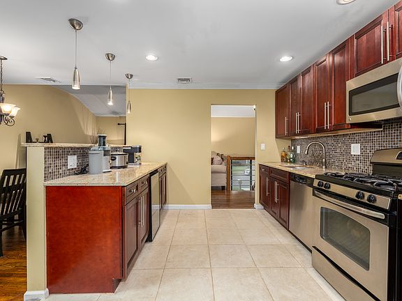 4th image of 265 W 15th St