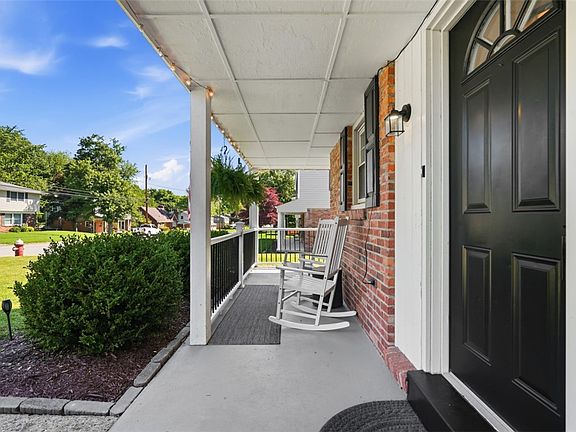 3rd image of 121 Point Vue Dr