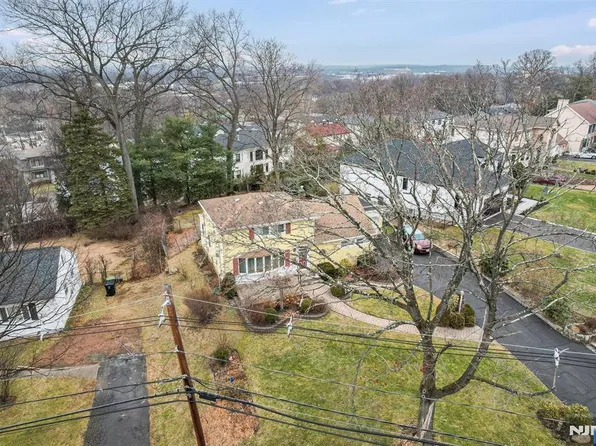 105 Circle Dr, Paramus, NJ 07652