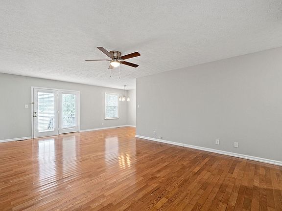 3rd image of 527 Potomac Dr