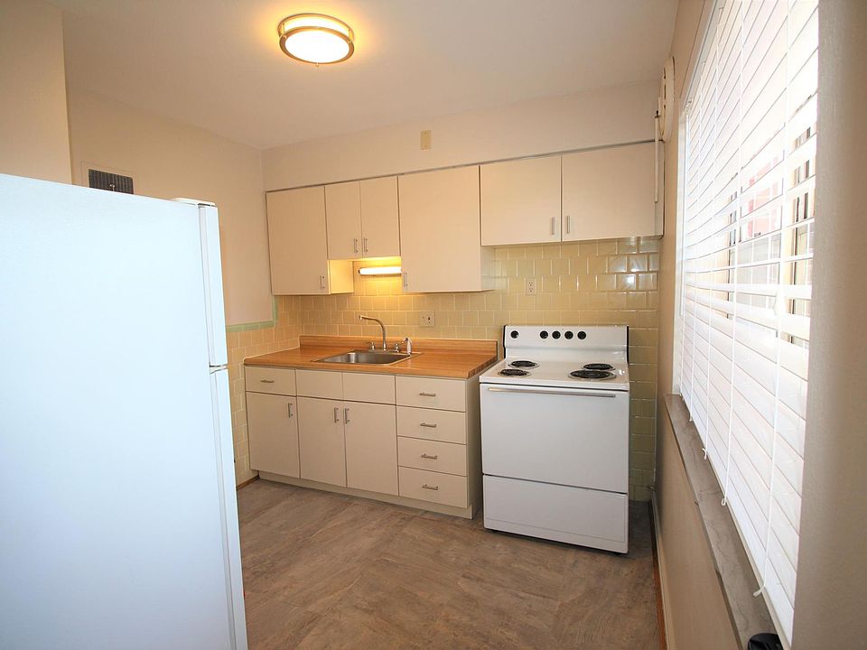 Kitchen - brand new flooring & lighting!
