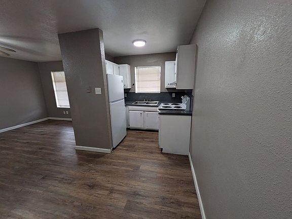 5th image of 4348 Sullivan St