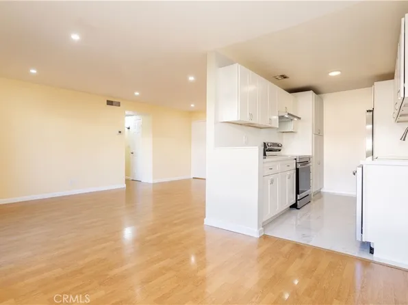 5414 Newcastle Ave APT 8, Encino, CA 91316