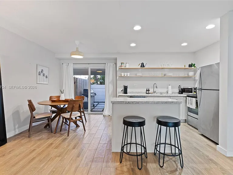 300 SW 23rd St #2 — Photo 7