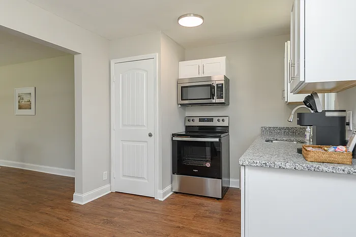 2 bed, 1.0 bath, 810 sqft, $1,195 — Photo 2