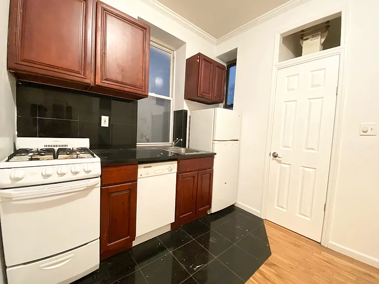 221 E 28th St #2F — Photo 9
