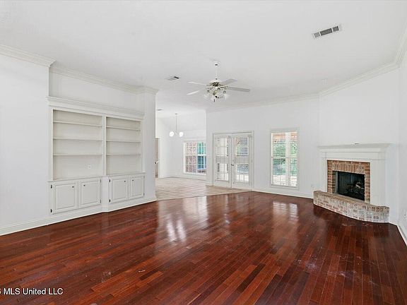 5th image of 212 Cambridge Dr
