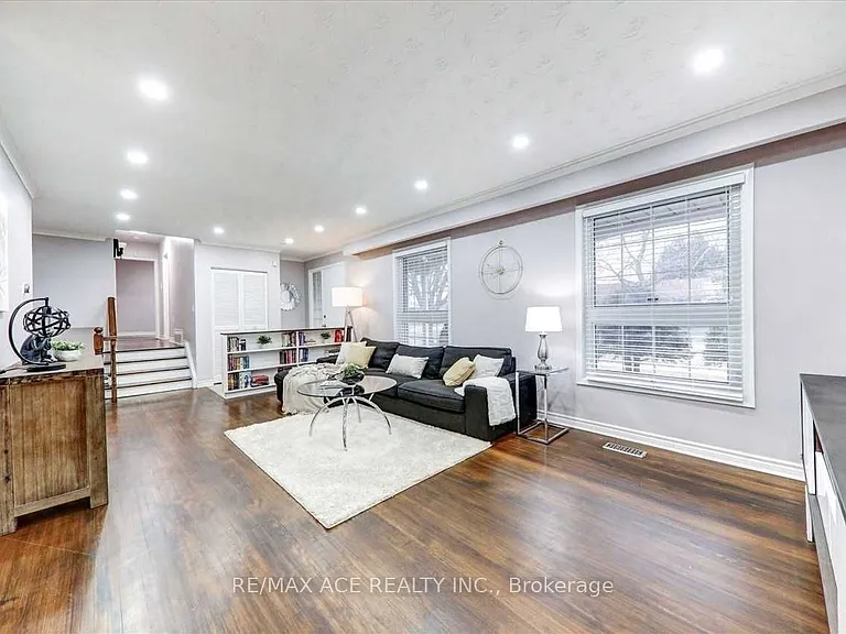 1 Wagner Dr — Photo 9