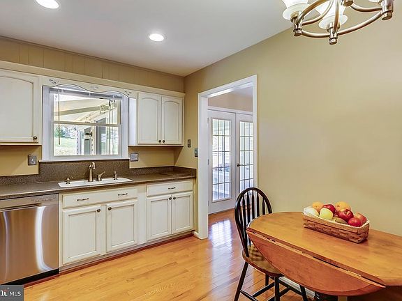 5th image of 3896 Maryland Manor Dr