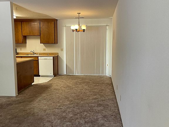 Living room/dining area