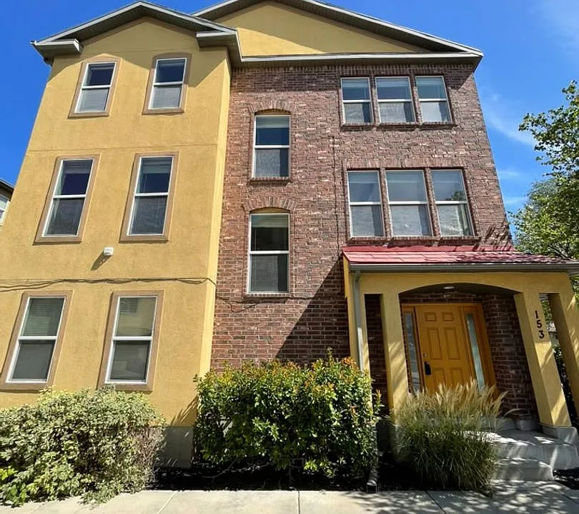 153 W Monifieth Pl