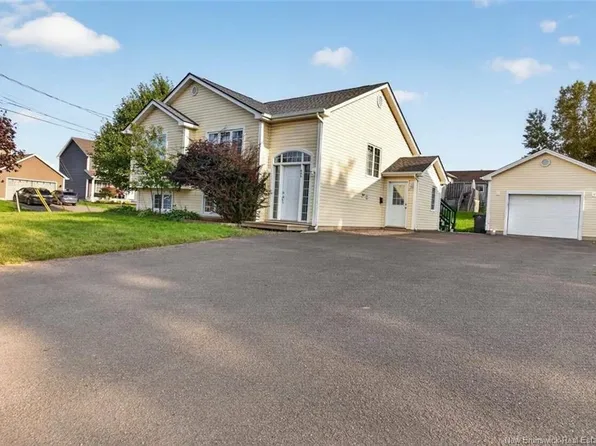 645 Melanson Rd, Dieppe, NB E1A 1A5