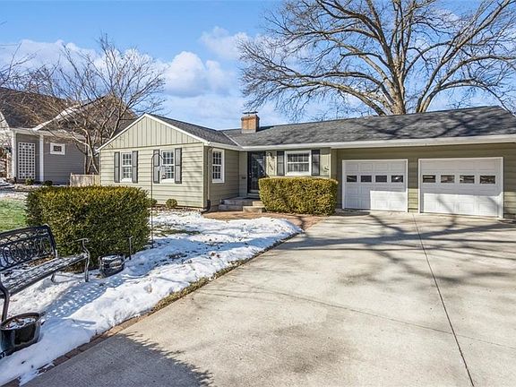 4th image of 7434 Village Dr