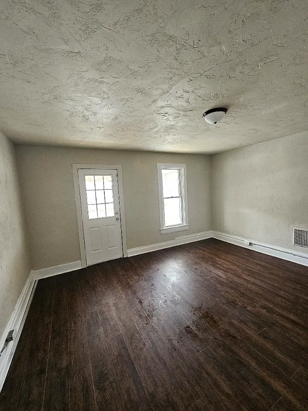 3 bed 1 bath (accepting section 8) — Photo 2