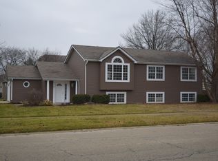 51 McCannon St, Sugar Grove, IL 60554