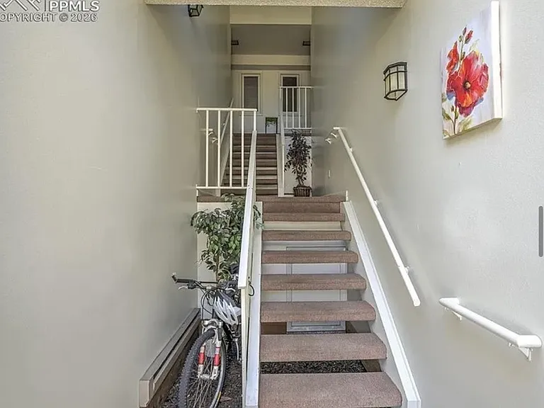 518 Observatory Dr — Photo 2