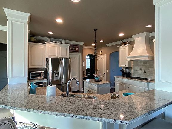 Large Kitchen with bar