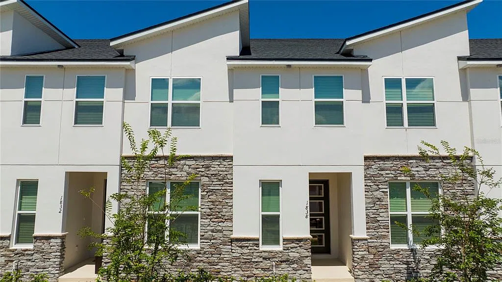 5 bed, 4.5 bath, 2294 sqft, $3,000 — Photo 1