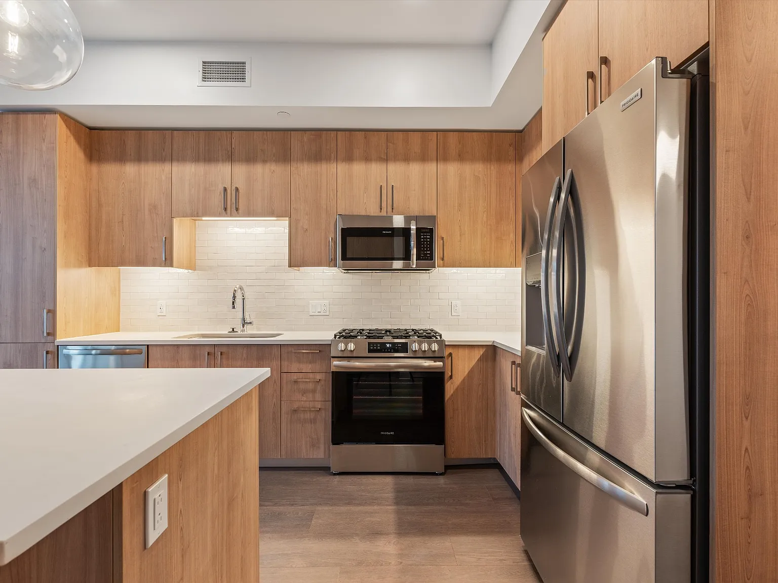 1 bed, 866 sqft, $2,700 — Photo 2