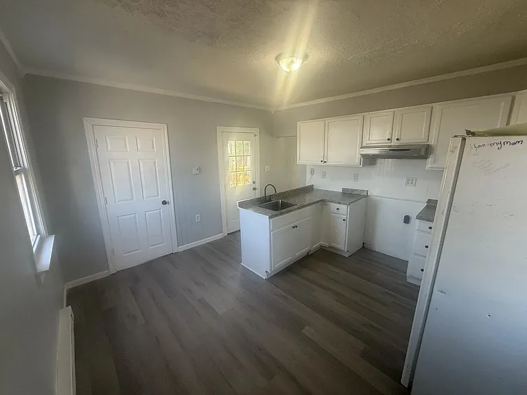 194 Green St — Photo 3