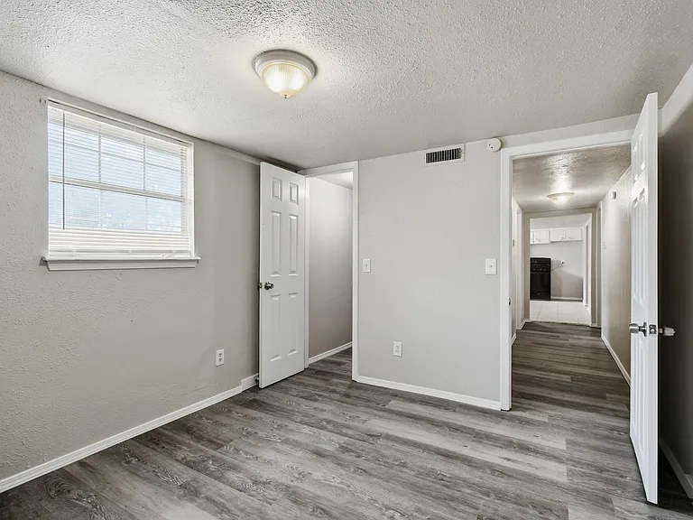 S Maple St Apartments — Photo 18