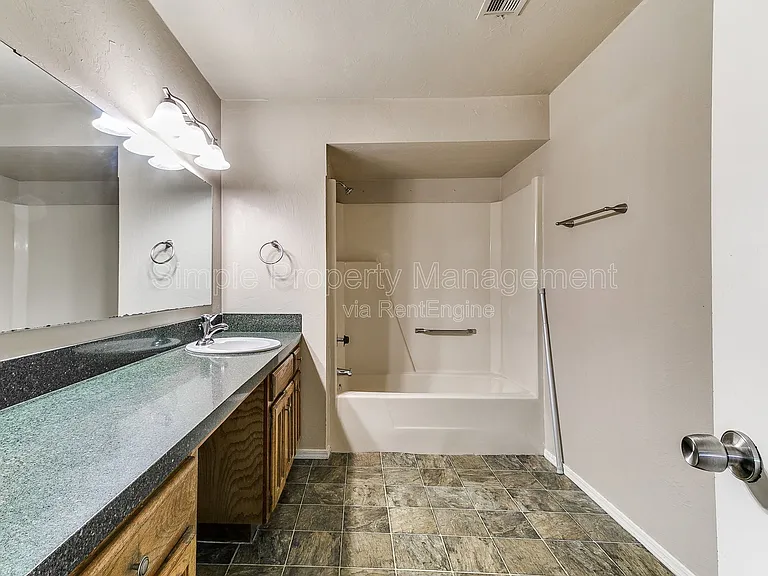 10607 N Macarthur Blvd — Photo 16