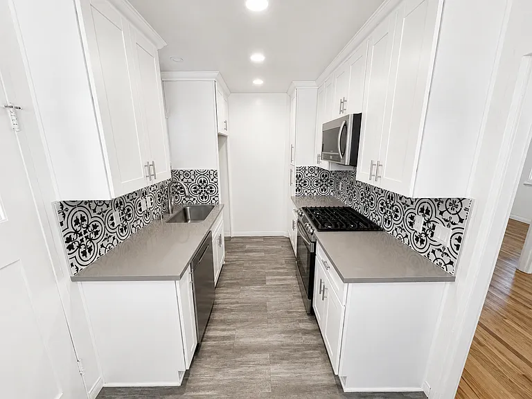 Completely Remodeled Spanish Style Midtown Apartment! Air Conditioning! — Photo 9