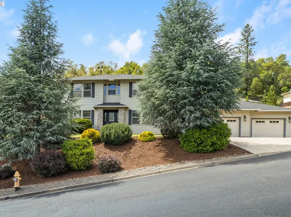 1696 NE Ruby Ct, Roseburg, OR 97470