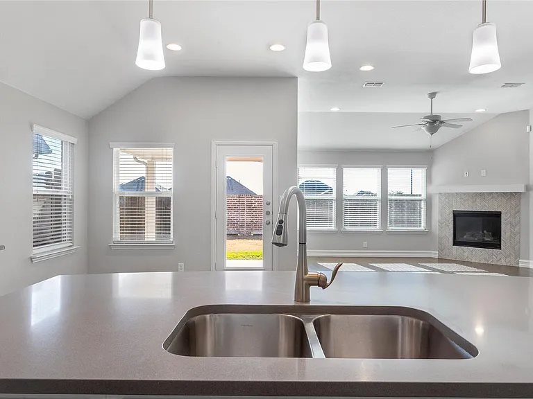 2904 Redbud Ln — Photo 6