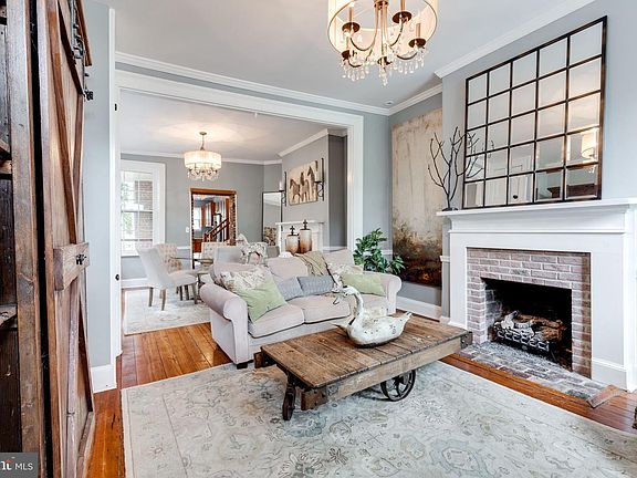 3rd image of 504 Queen St