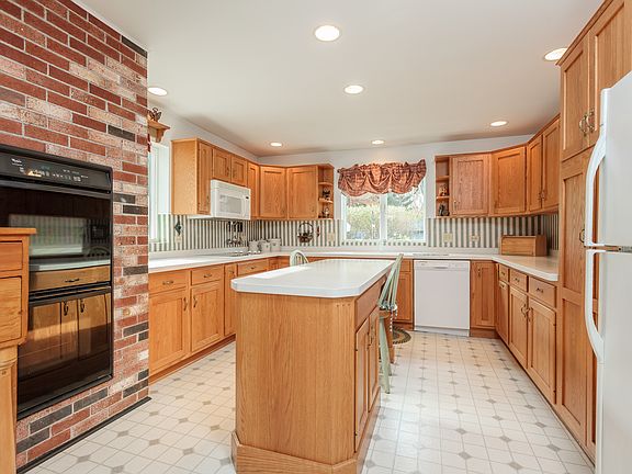 3rd image of 575 Holley St