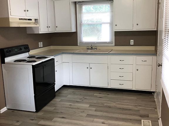 2nd image of 2300 Edgelea Dr