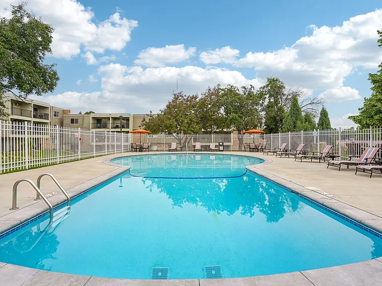 Royal Oaks Apartments — Photo 6