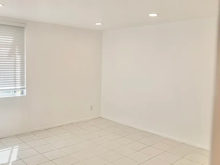 5301 Balboa Blvd #F7 — Photo 11