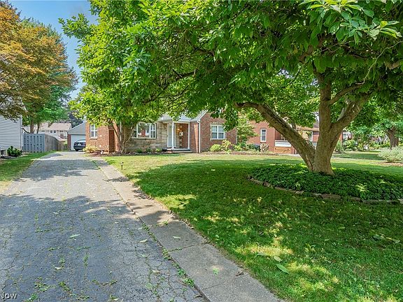 3rd image of 2320 Chestnut Blvd