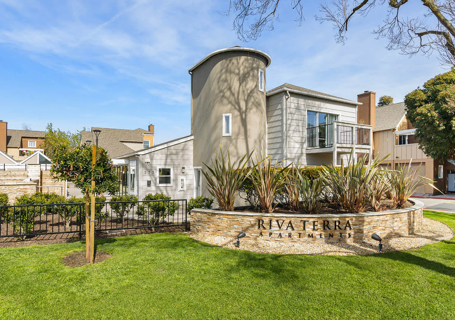 Riva Terra Apartments at Redwood Shores — Photo 3