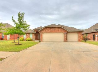 920 Ashwood Ln, Moore, OK 73160