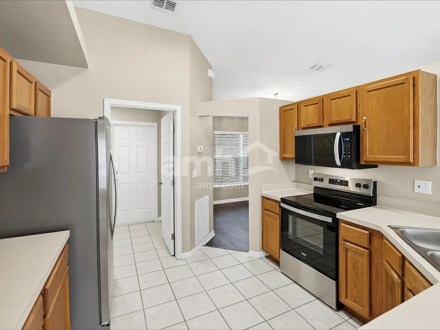 3 bed, 2.0 bath, 1620 sqft, $2,270 — Photo 3