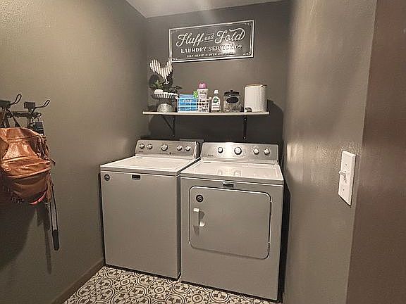 Laundry/mud room off garage 