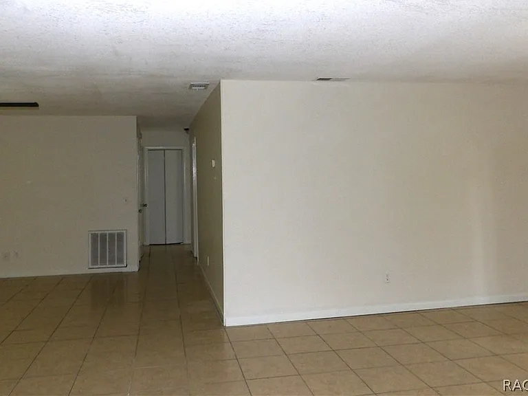 8935 N Basswood Ave — Photo 10