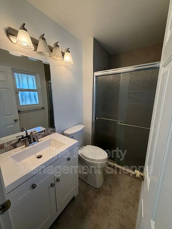 3 bed, 2.0 bath, 1465 sqft, $4,200 — Photo 4