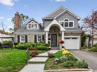 25 Magnolia Dr, New Hyde Park, NY 11040
