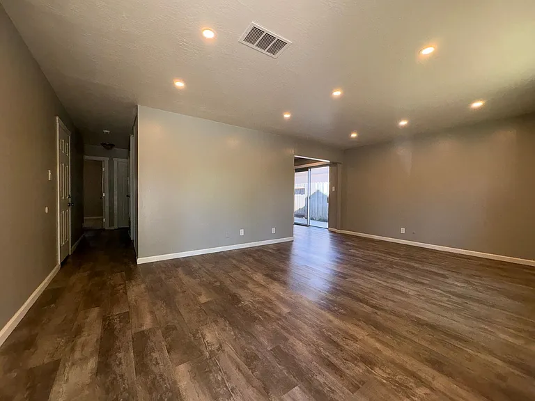1209 Vienna Ct — Photo 2